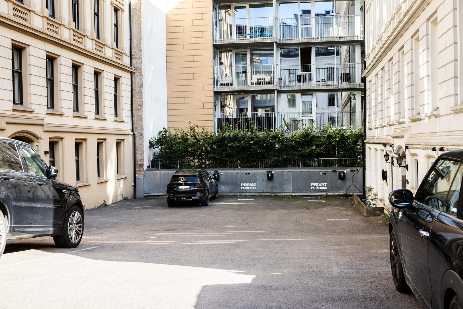 Parkeringsplasser utenfor sameiet. Utenom arbeidstid og i helgene kan plassene benyttes kostnadsfritt for sameiets beboere. Galleribilde