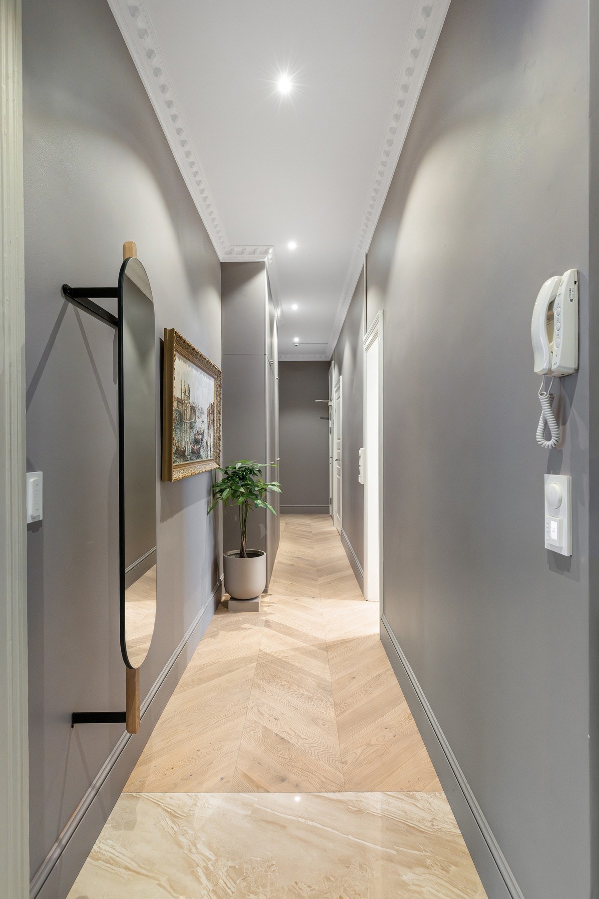 Innbydende entré med dørcalling. Galleribilde