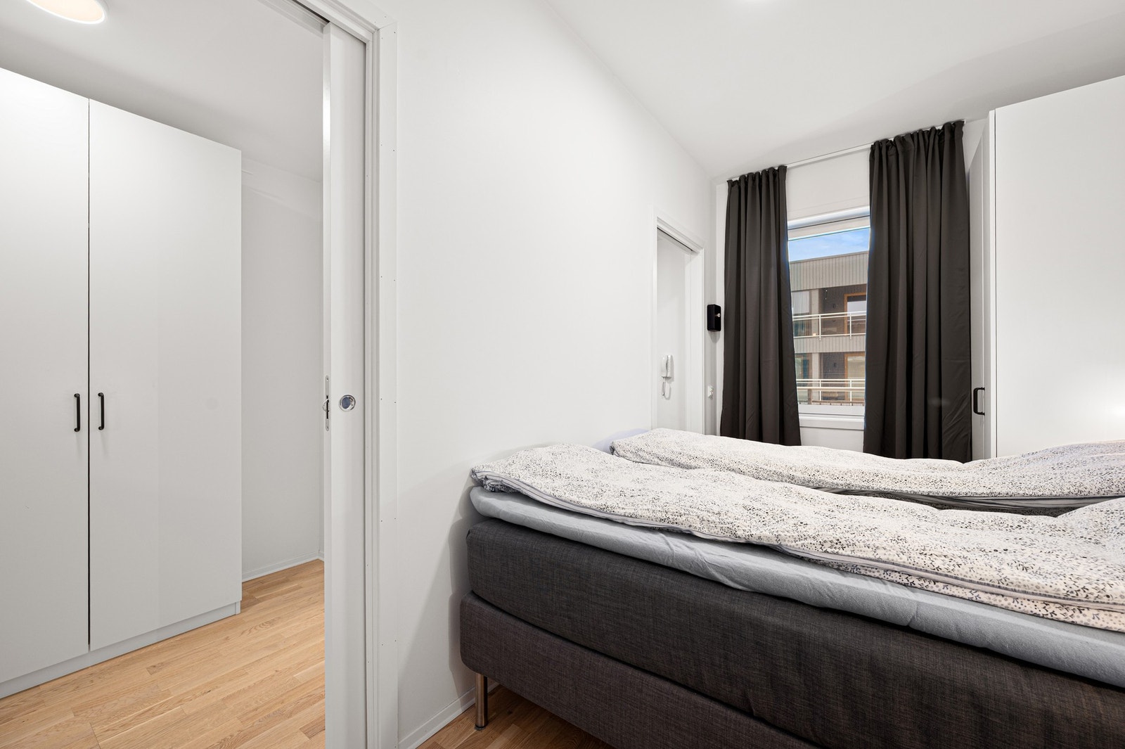 Soverommet har inngang både fra gang- og entré, noe som er praktisk ved plassering av dobbeltseng midt i rommet. Galleribilde