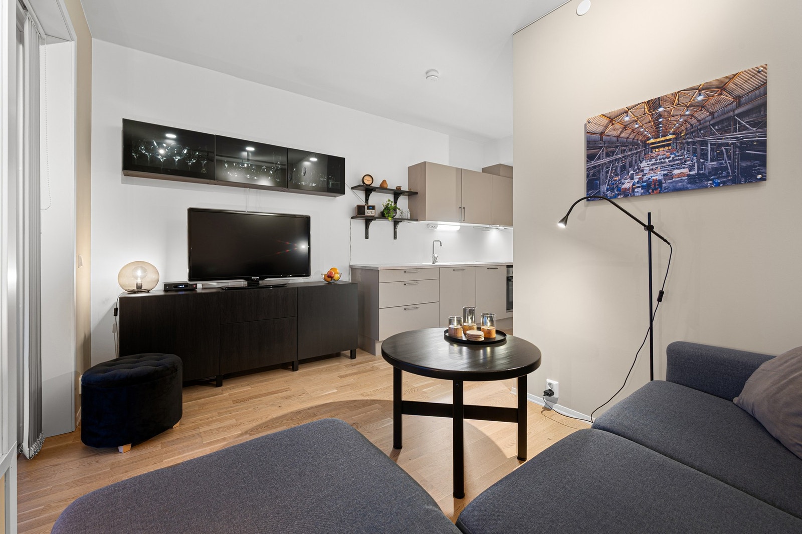 Åpen stue-/kjøkkenløsning på 15,7m² med gode møbleringsmuligheter. Galleribilde