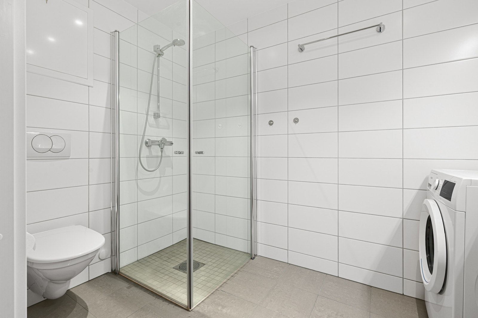 Av utstyr finnes bl.a dusjhjørne med 2 stk glassdører, veggmontert WC, servant montert på underskap og speilskap. Galleribilde