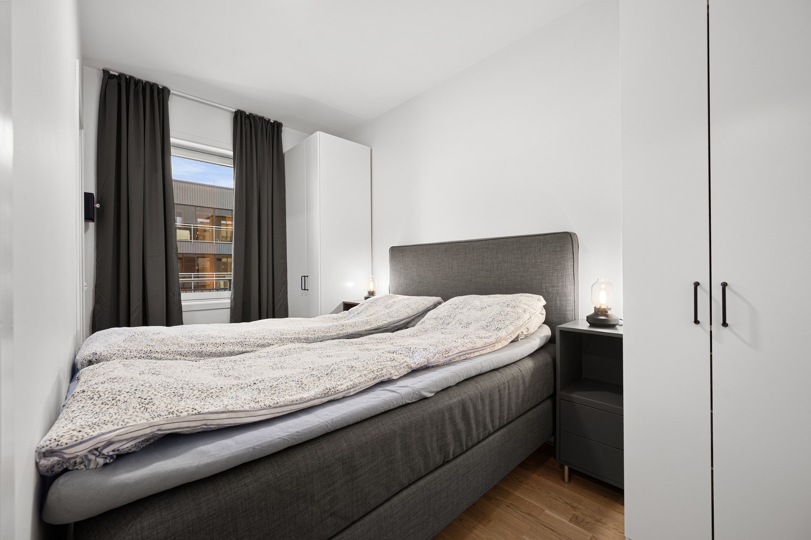 Her har man god plass til dobbeltseng, nattbord og garderobeløsninger. Galleribilde