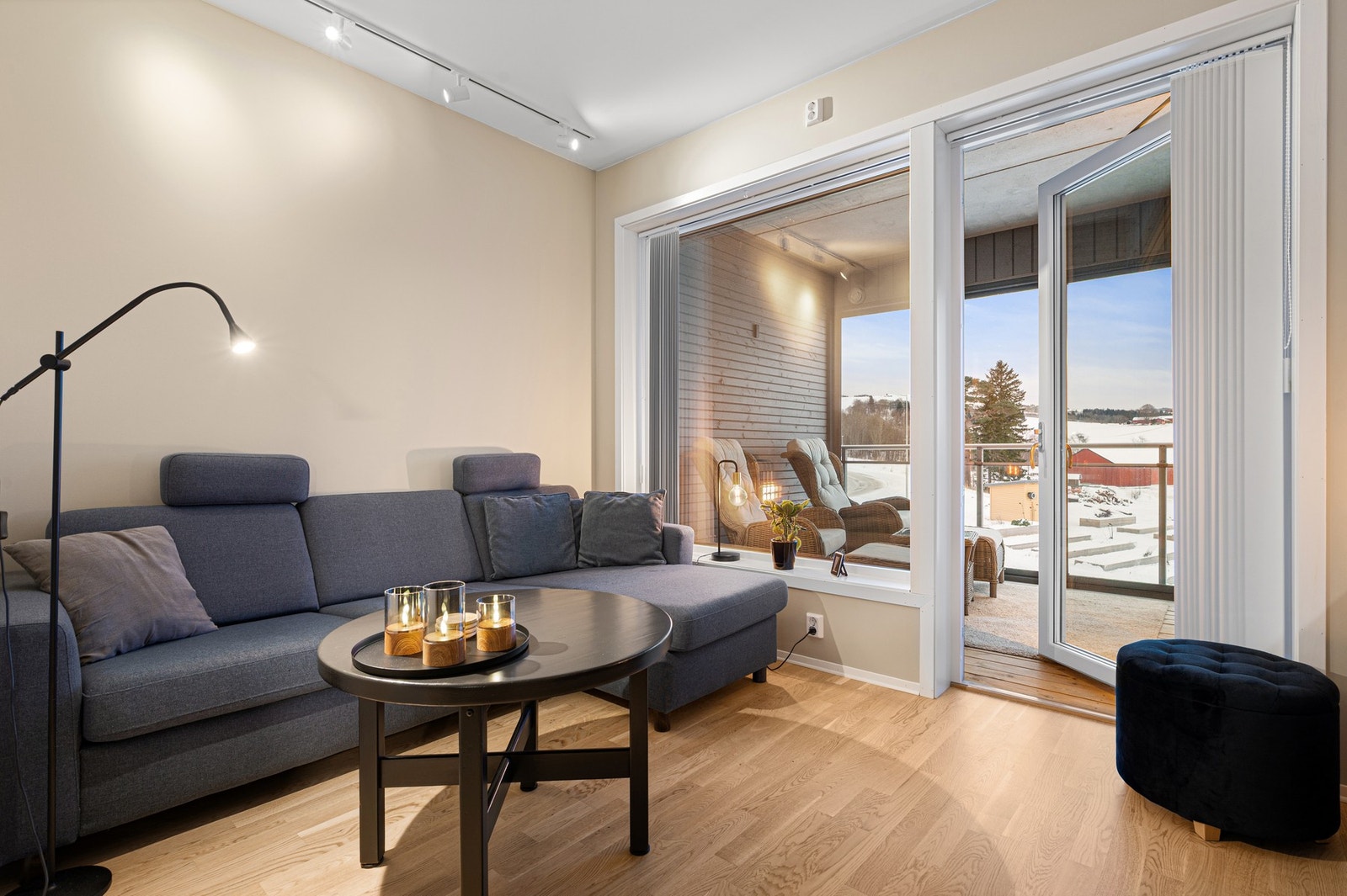 Store vindusflater som slipper inn rikelig med naturlig lys, noe som bidrar til en behagelig atmosfære. Galleribilde