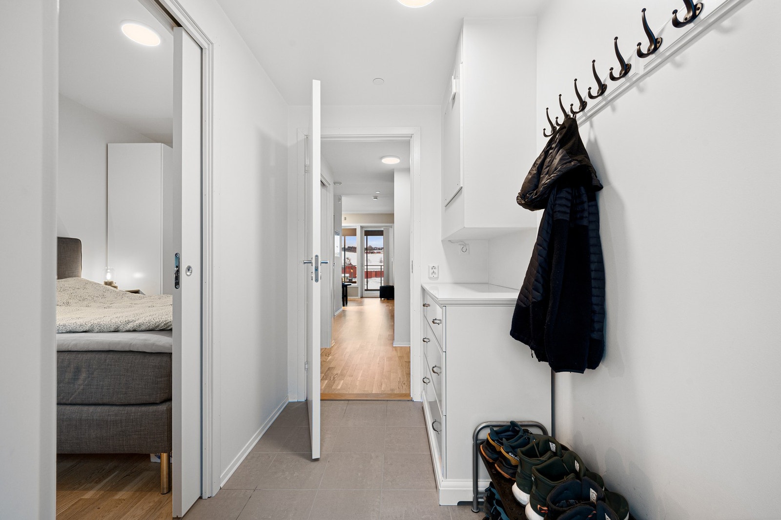 Romslig entré på 3,5m² med god plass til å henge fra seg klær og utstyr. Galleribilde