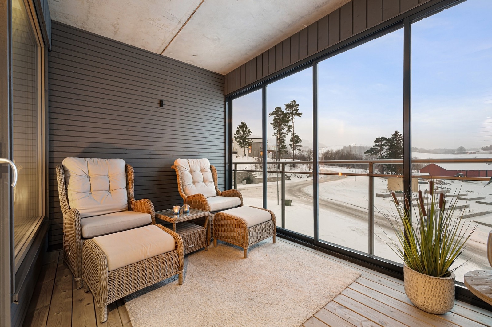 Fra stuen har man utgang til en romslig innglasset balkong på 9m². Galleribilde