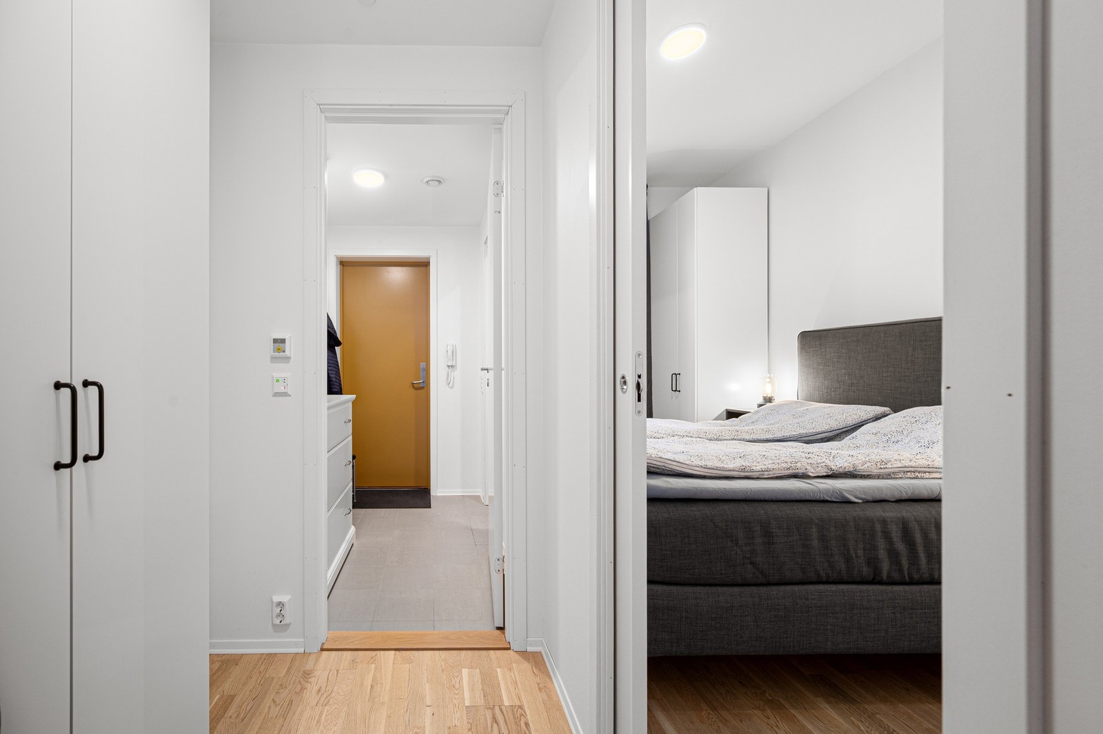 Praktisk gang på 2,5m² med plass til garderobeskap. Her er også ene inngangen til soverommet. Galleribilde