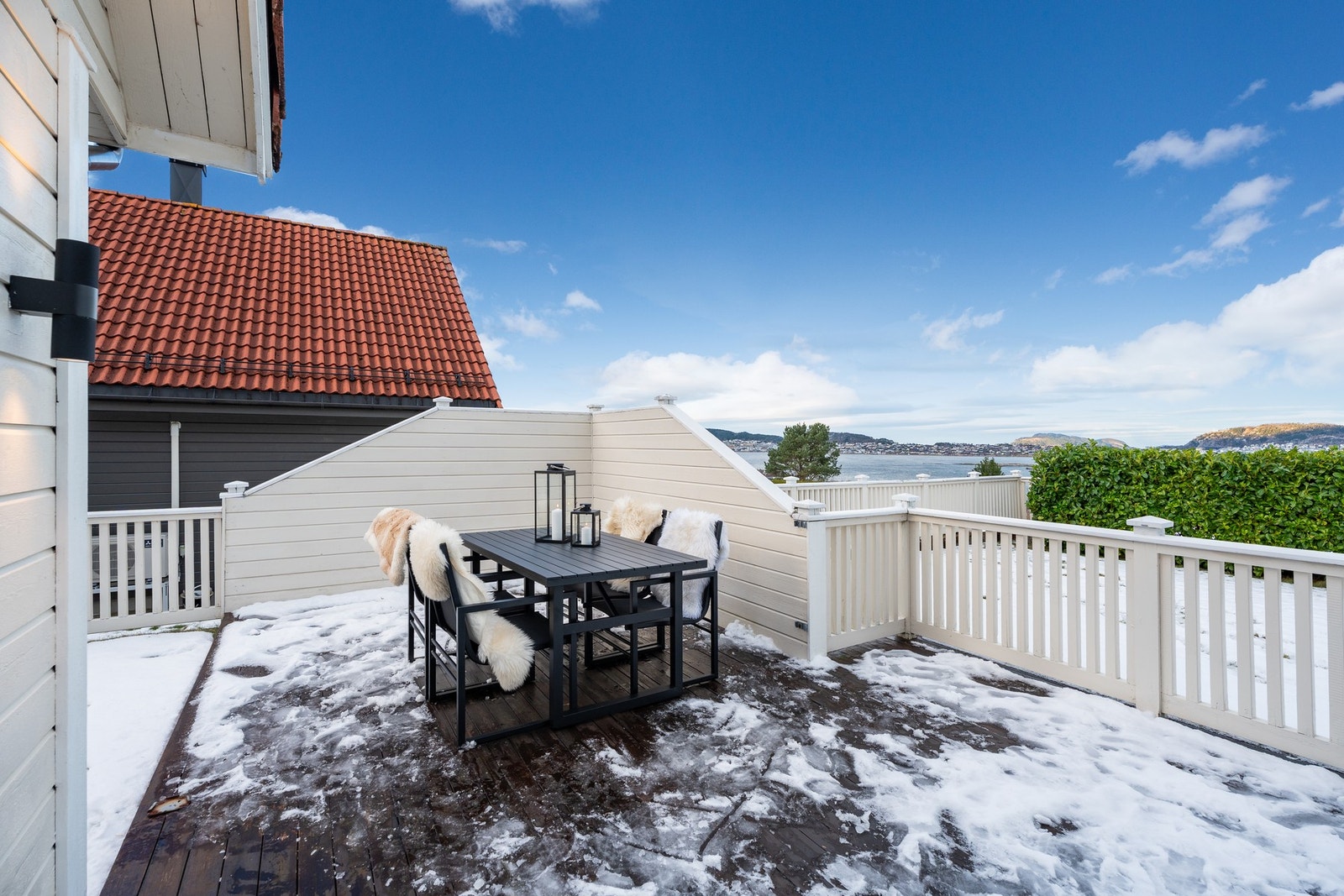 Terrassen har rom for ønsket utemøblement, grill og evt. lekeapparater. Galleribilde