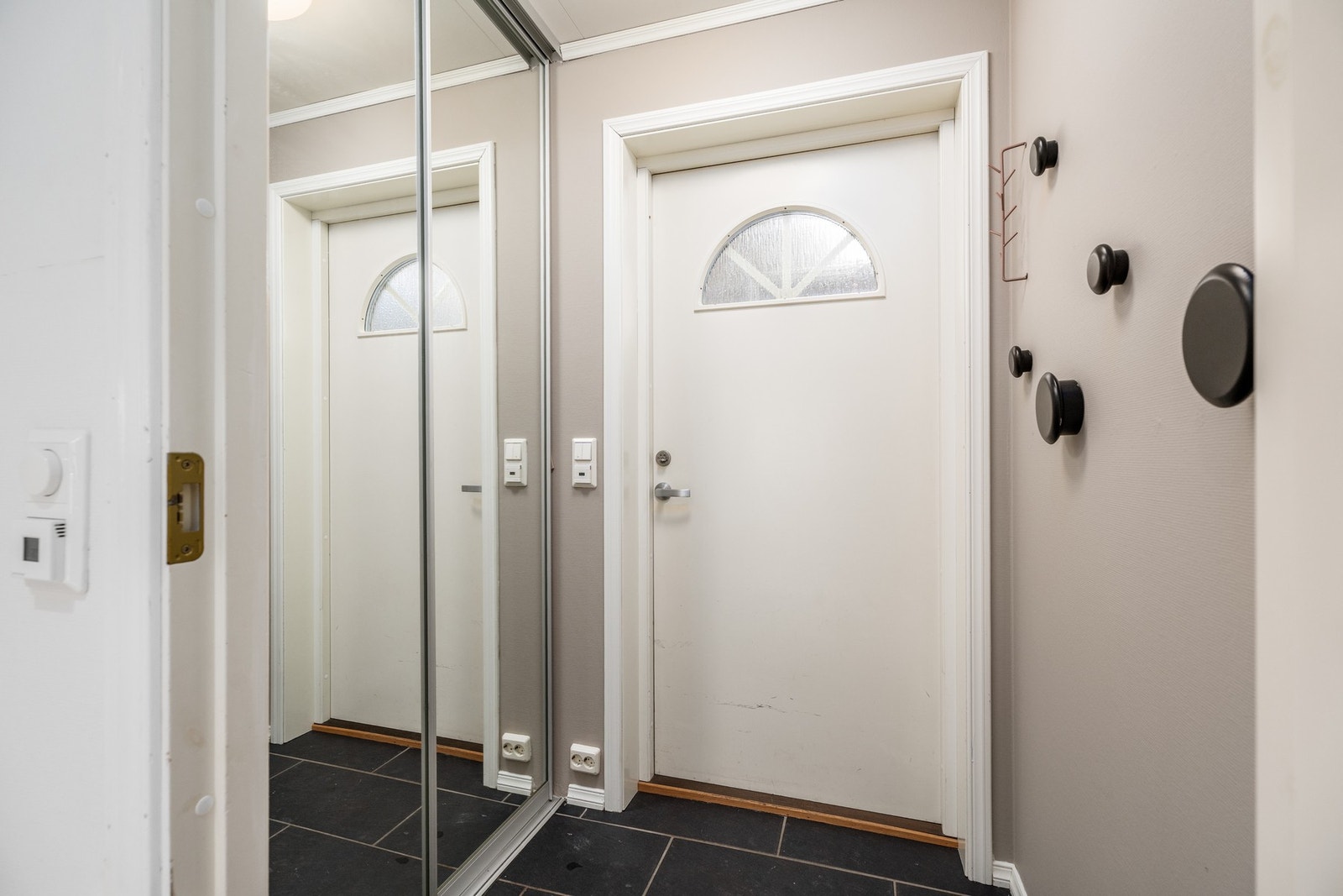Entréen har varmekabler og skyvedørsgarderobe med helfigurspeil. Galleribilde