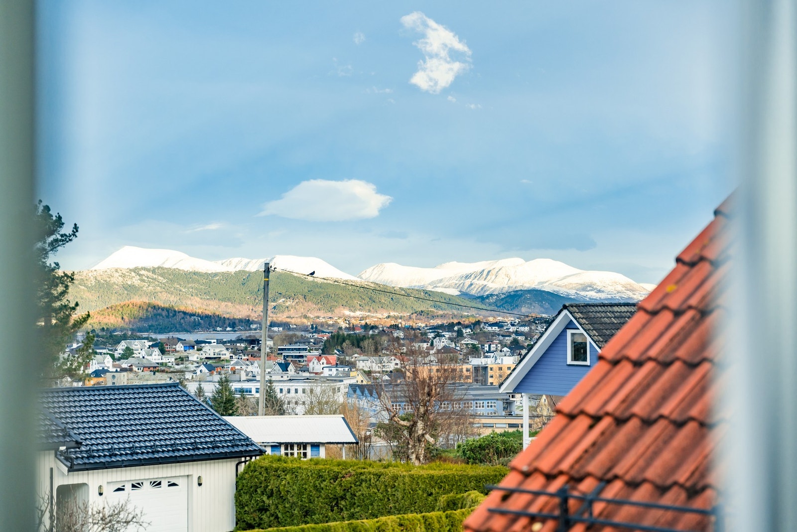 Denne boligen ligger nær Langevåg sentrum, barnehage og de fleste fritidsaktiviteter på LIL-tun. Galleribilde