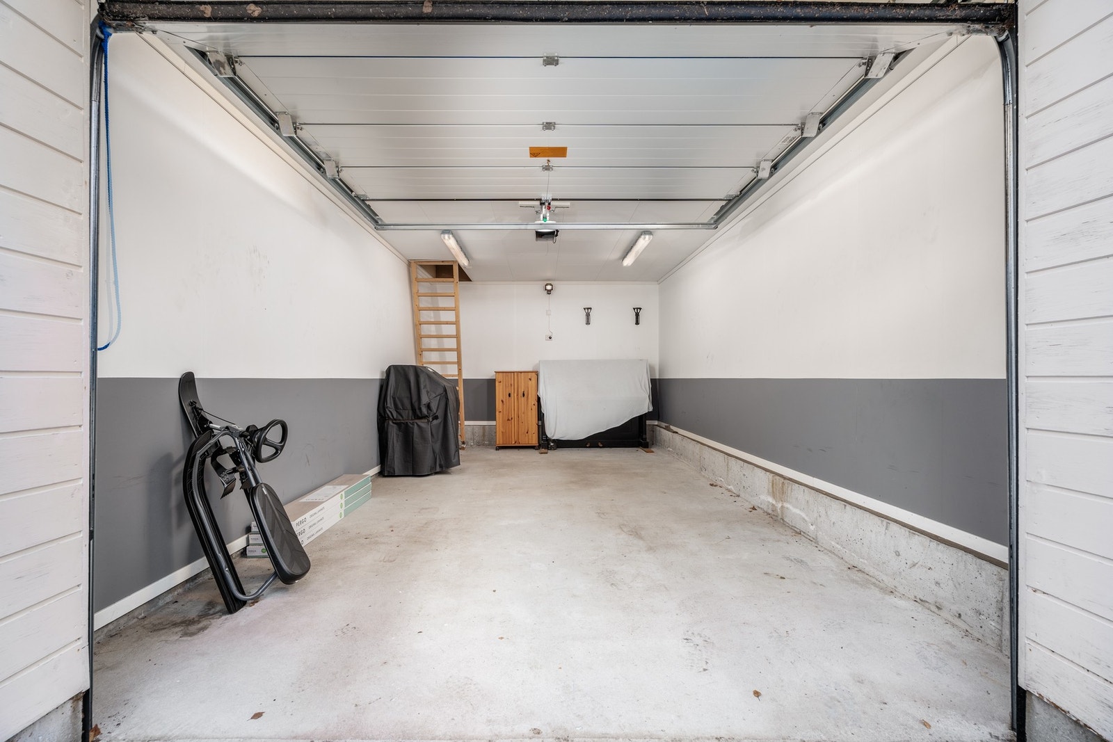 Egen garasjeplass med lagringsplass på loft. Galleribilde