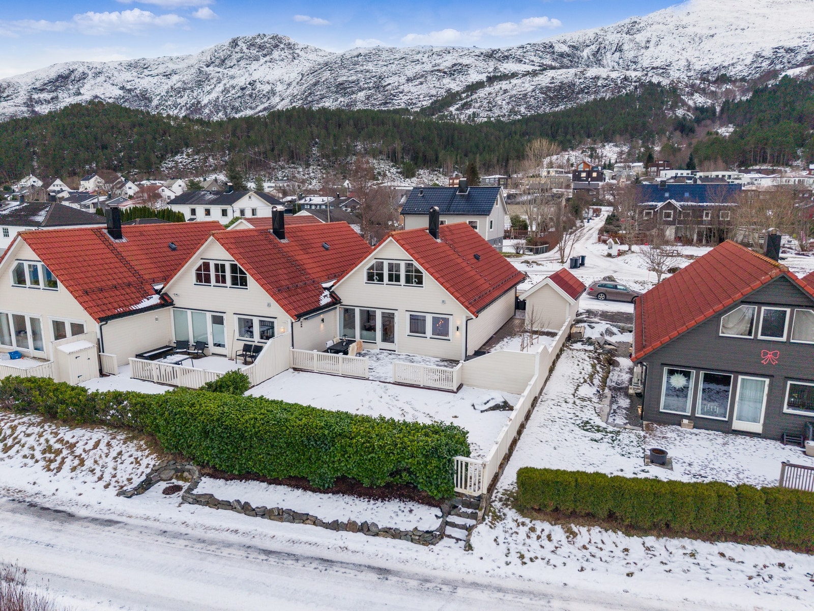 Uteområdet er også innholdsrik med hage, stor terrasse, ekstra uteplass på vestsiden av huset og lagringsbod. Galleribilde
