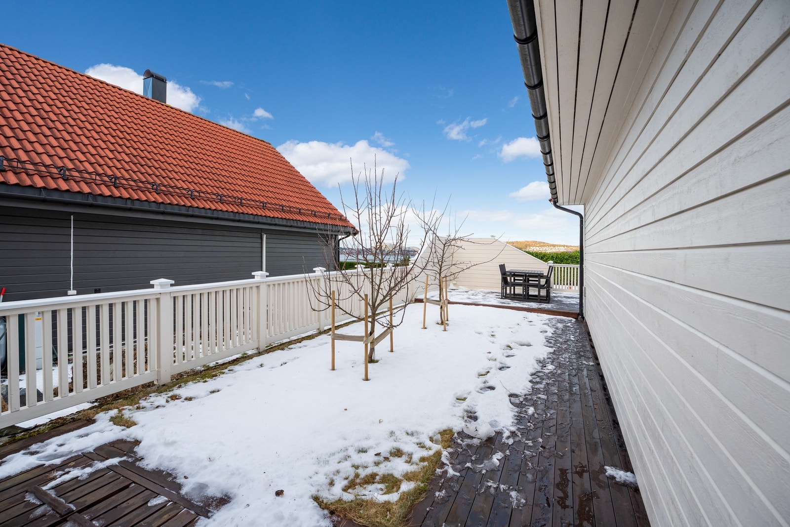 Ekstra uteområde på vestsiden av boligen. Galleribilde