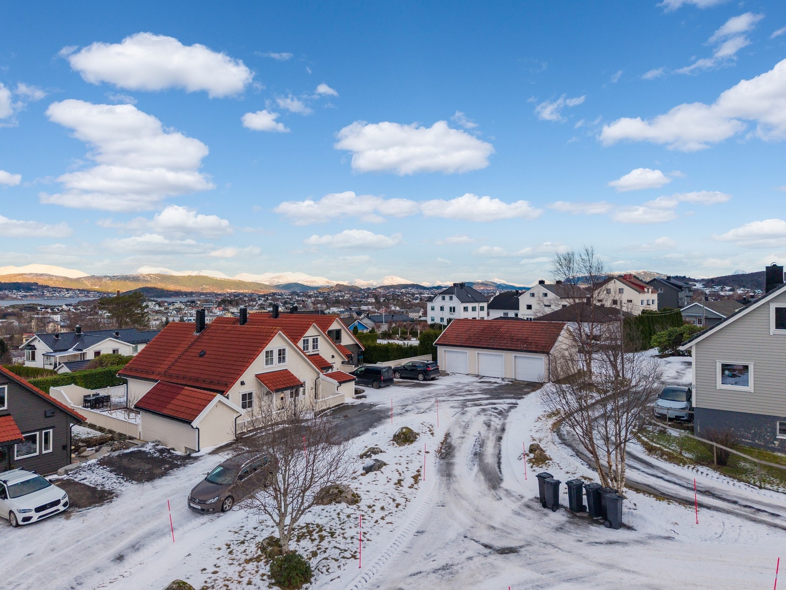 Sameiet har felles uteområder med løsninger for parkering. Galleribilde