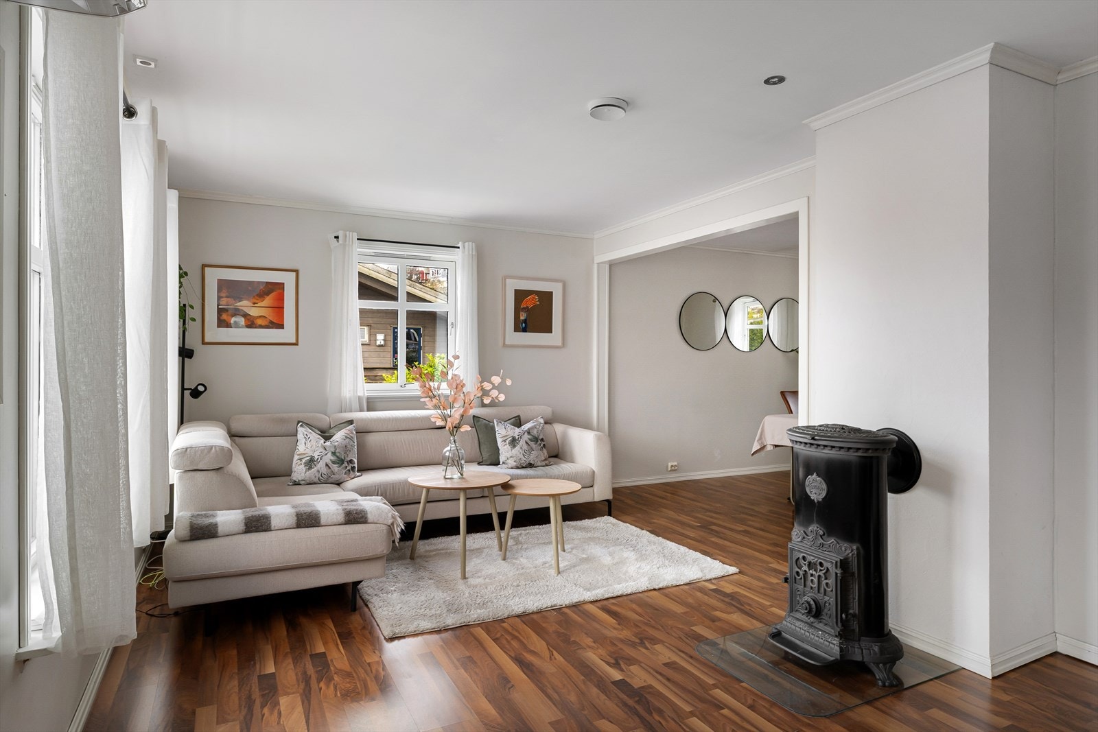 Lys og innbydende stue med vedovn, perfekt for koselige kvelder. Store vinduer gir naturlig lys. Galleribilde