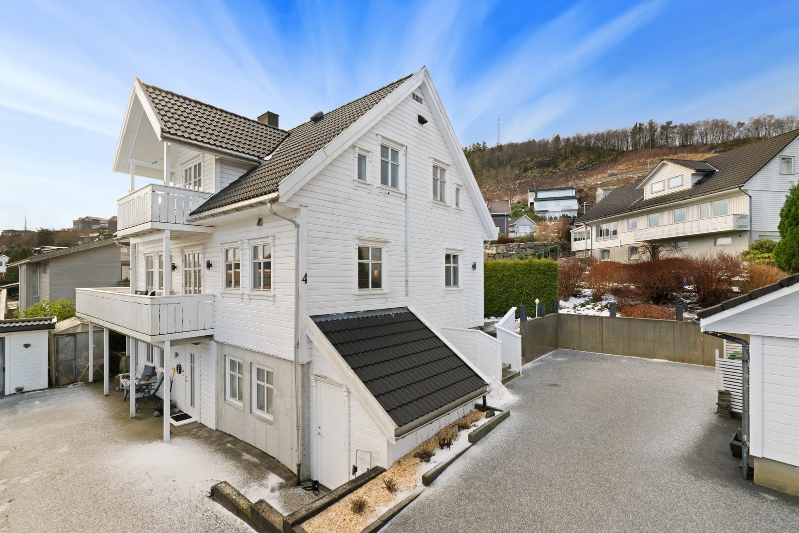 Eiendommen befinner seg på en tomt på 566 m², hvor boligen disponerer en hageflekk mot sør-øst. Gårdsrommet er felles for seksjonene. Galleribilde