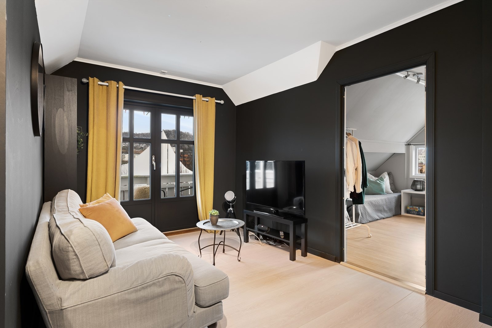 Loftstue skaper et ekstra oppholdsrom - perfekt for barnas lek eller som et avslapningsområde. Galleribilde