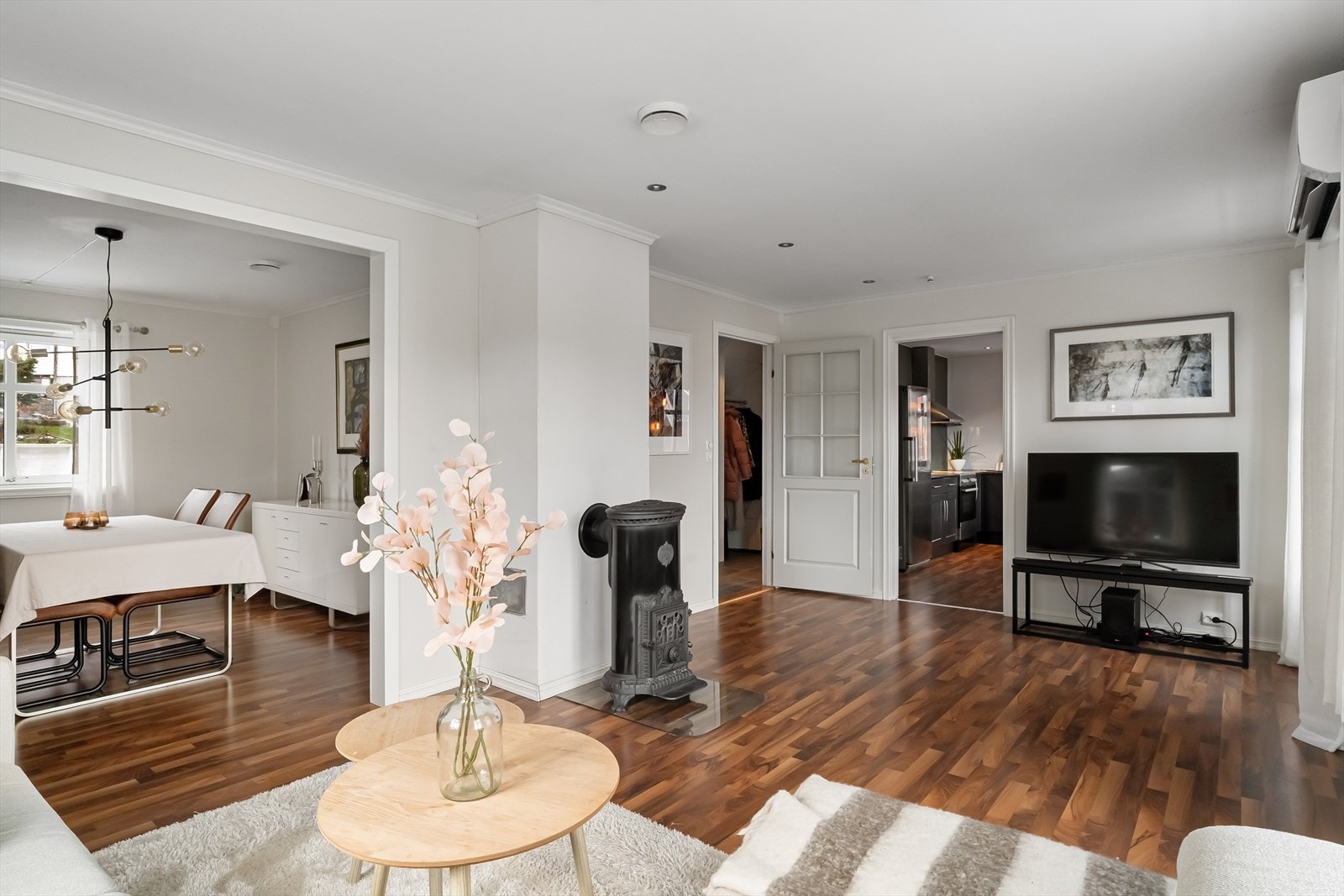 Vinkelformet stue som er lys og enkel å møblere. Fra stuen har du direkte utgang til en hyggelig terrasse hvor du kan nyte fine sommerdager. Galleribilde