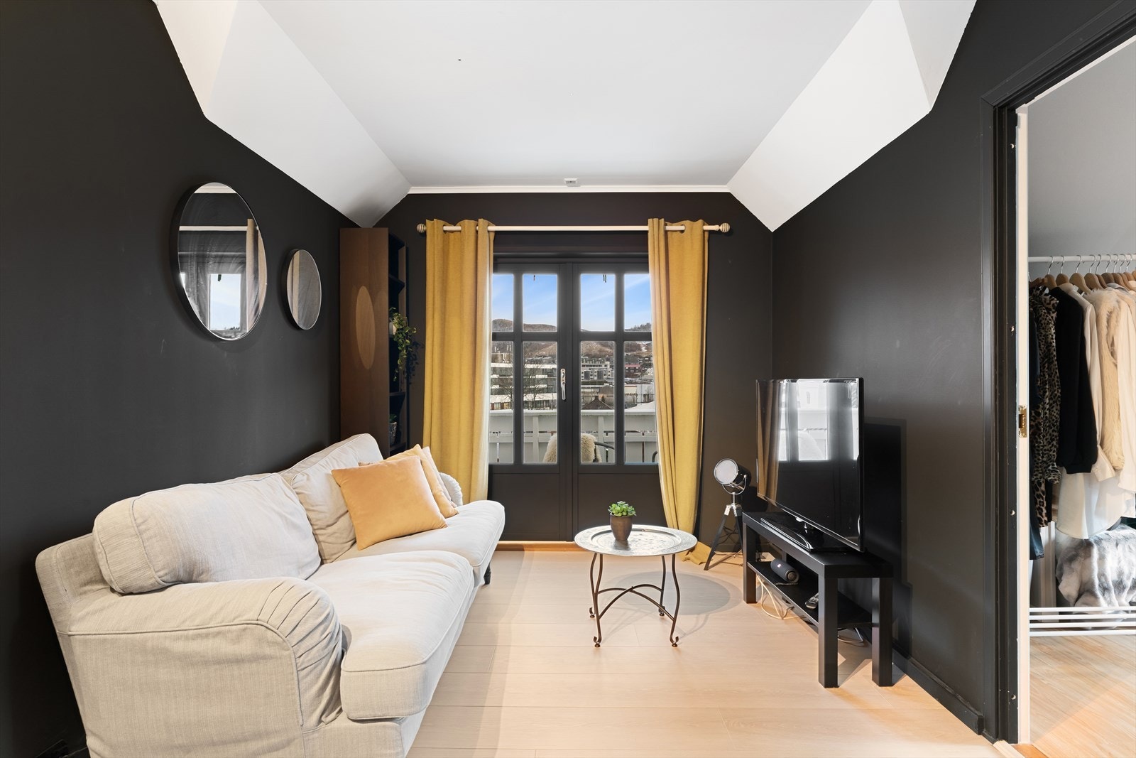 Loftstue med utgang til veranda. Galleribilde