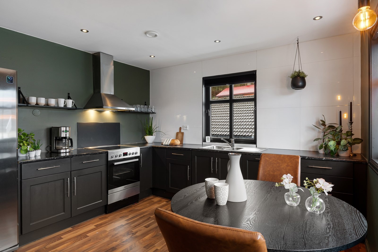 Det er god plass til et spisebord, noe som gjør dette rommet til et naturlig samlingspunkt for familien. Galleribilde