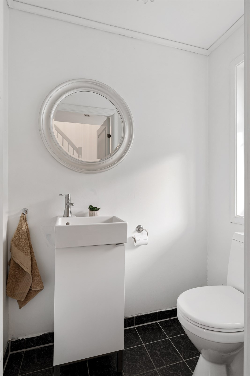 Toalettrom ved inngangspartiet. Galleribilde