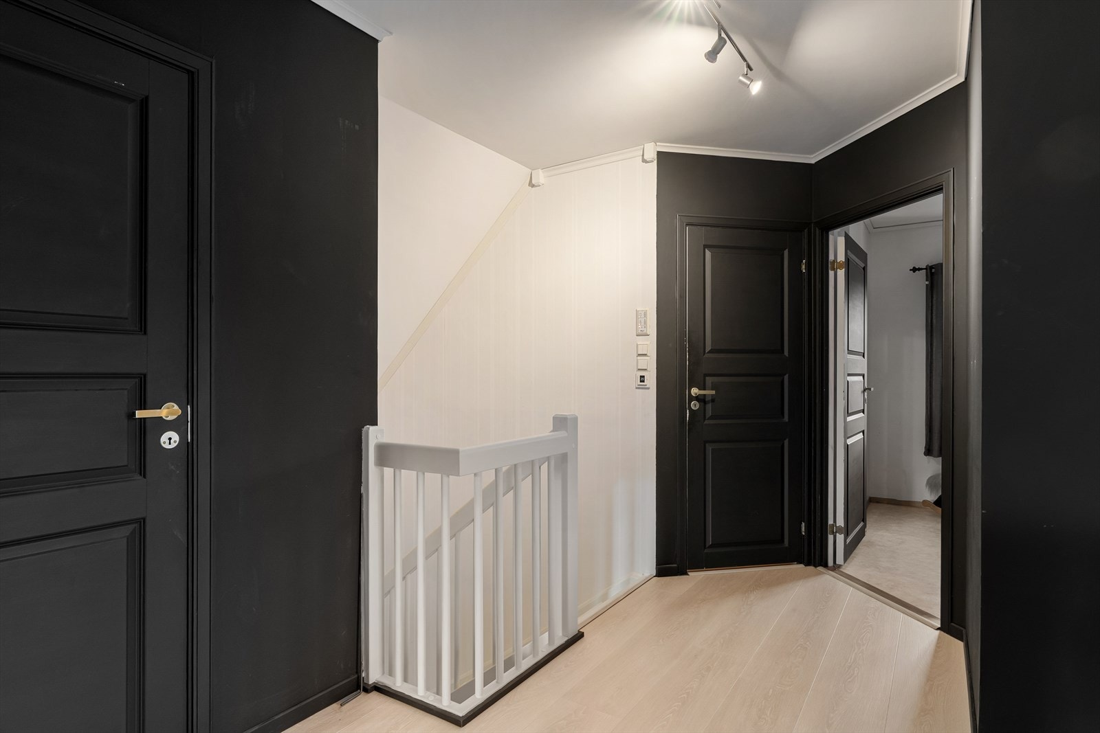 Denne etasjen består av en loftstue, 3 soverom og bad. Galleribilde