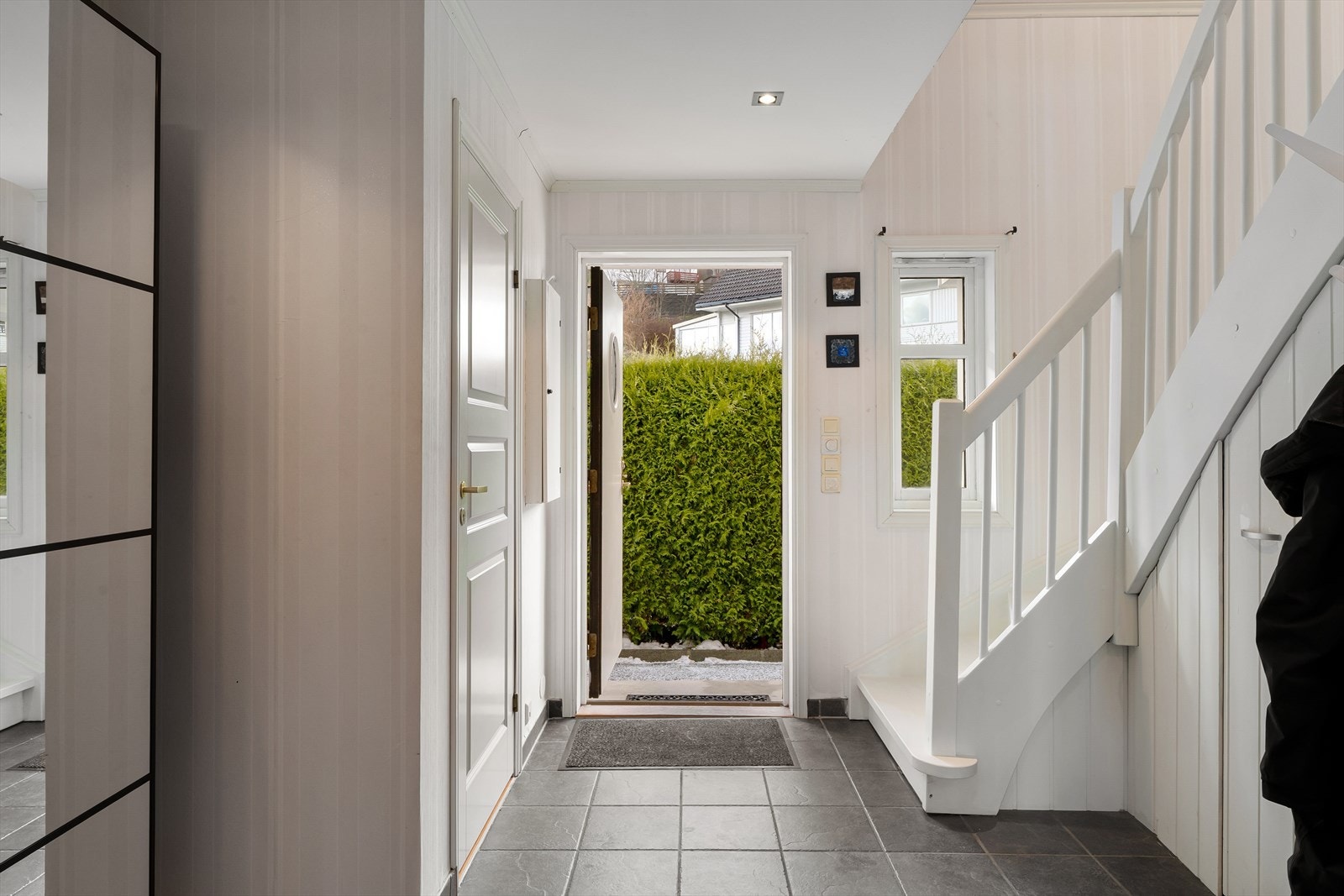 Entréen ønsker deg velkommen med flislagt gulv og god plass i garderobeskap for oppbevaring av yttertøy. Fra entreen har du direkte tilgang til toalettrom, stue og vaskerom, samt en trapp som fører opp til loftet. Galleribilde