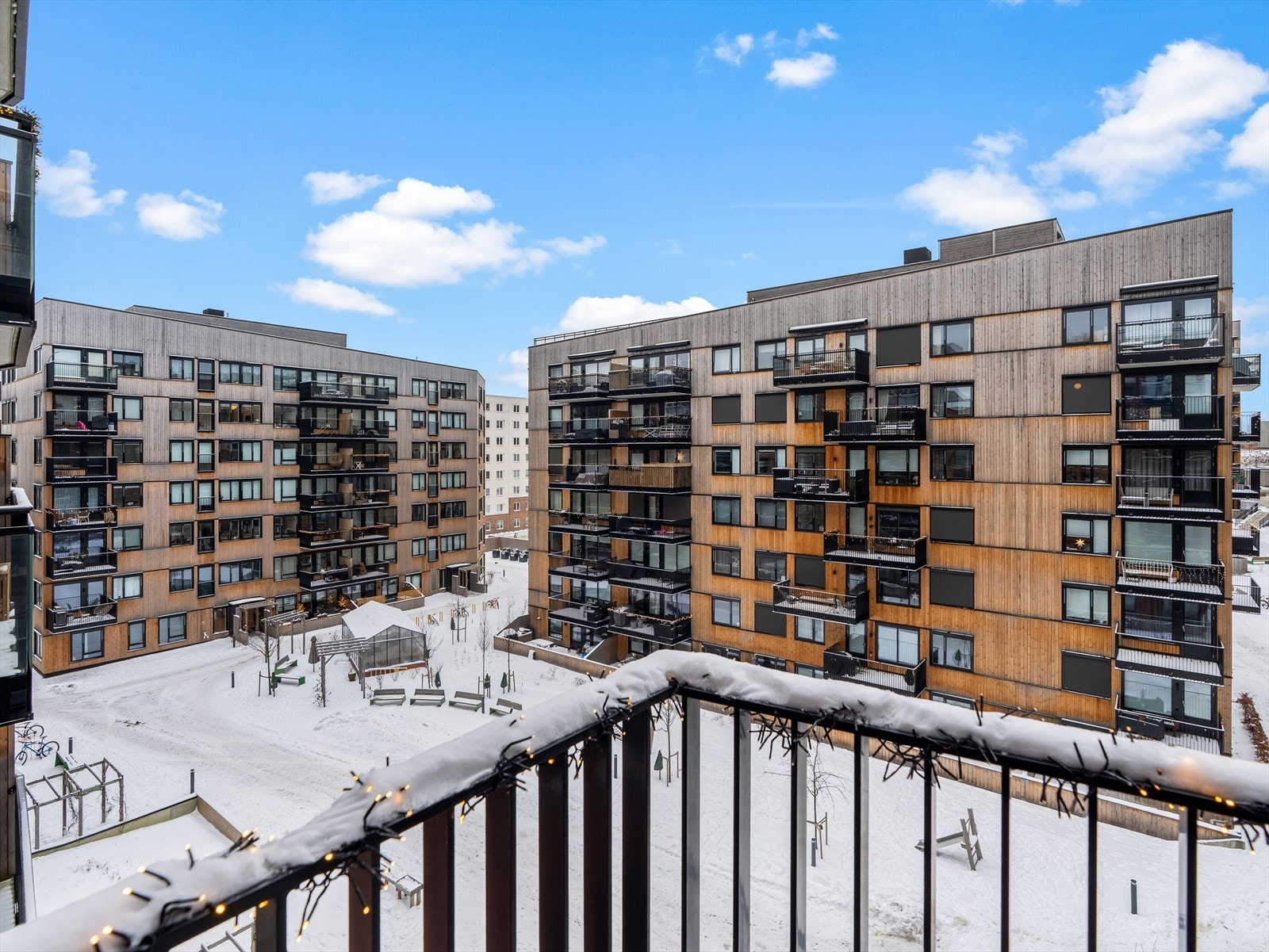 Fra balkongen er det fint utsyn inn mot skjermet gårdsrom. Galleribilde