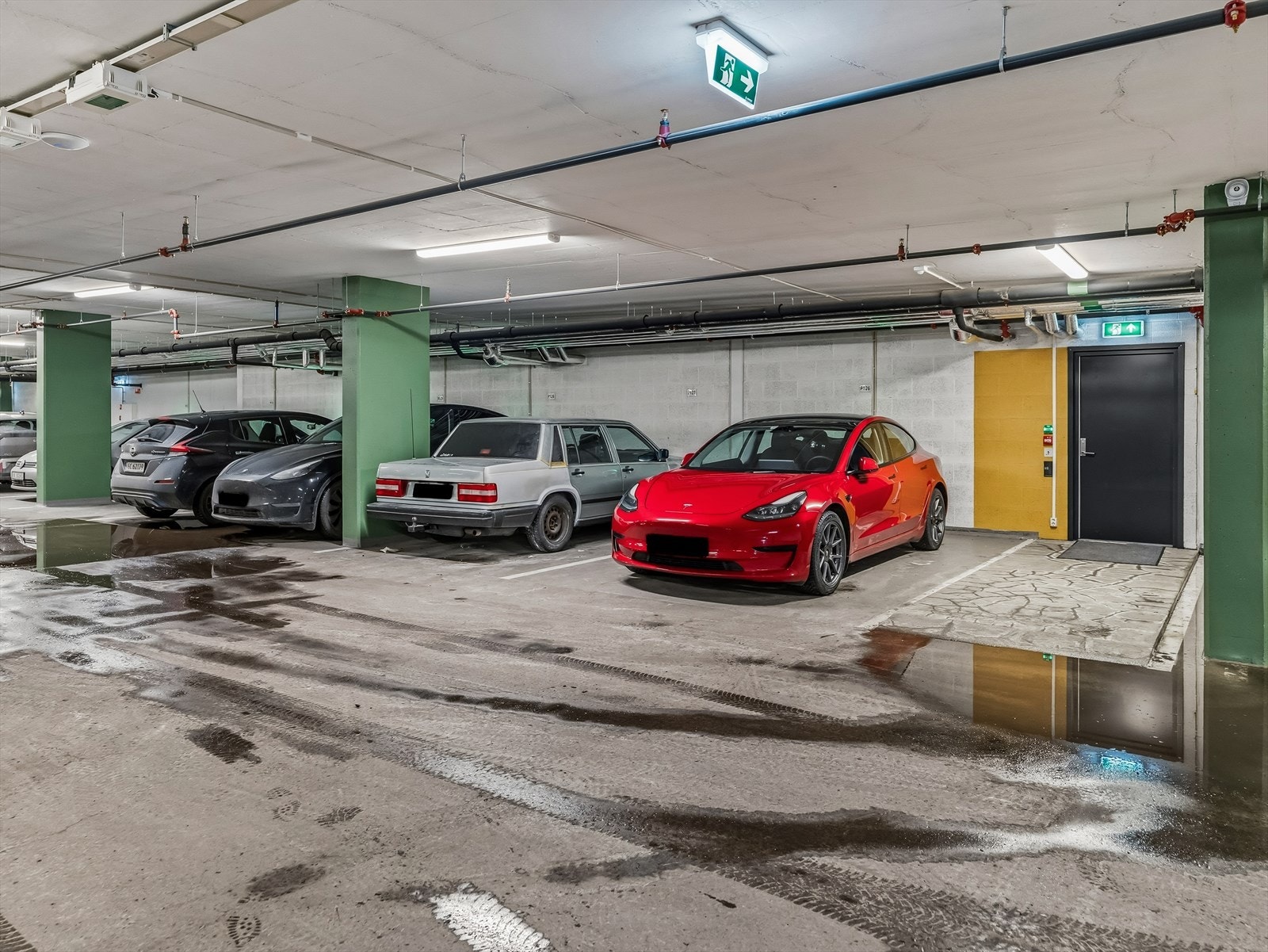 Leiligheten disponerer parkeringsplass nr. 128 i garasjeanlegg. Videre er det koblet til elbillader fra Aneo på plassen. Galleribilde