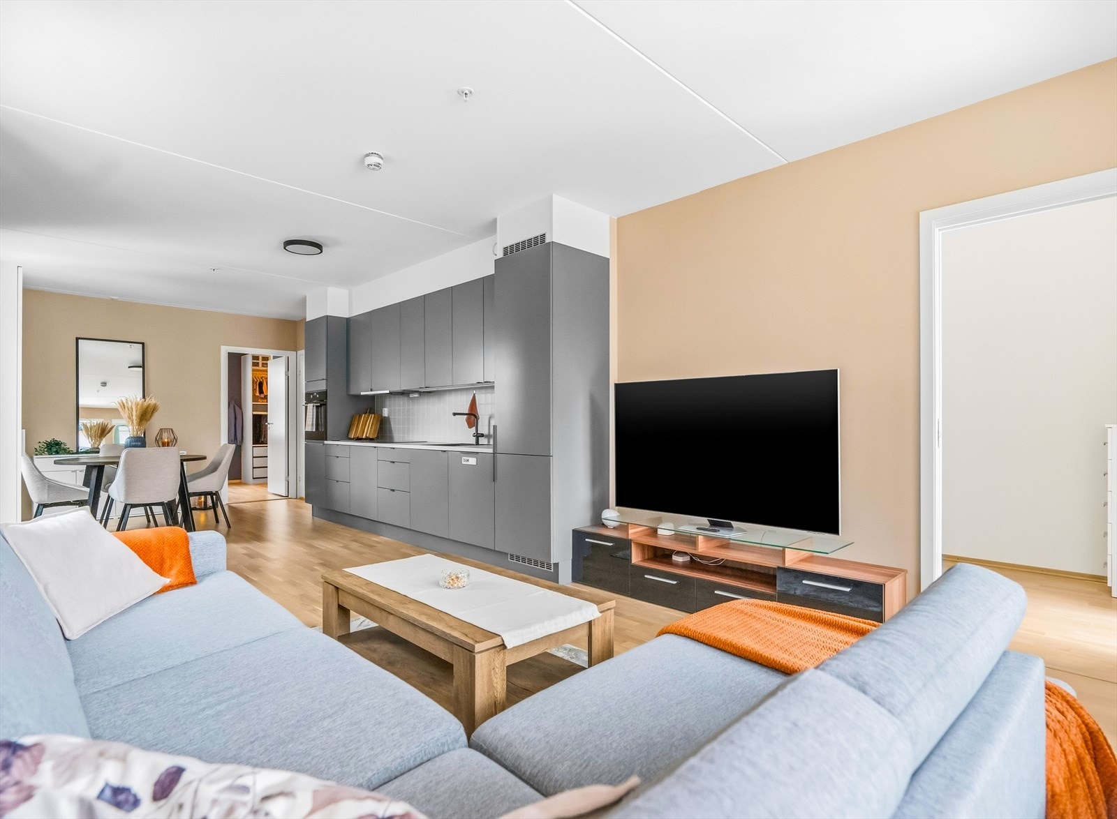 I stuen er det plass til sofa, tv-møbel og spisegruppe. Galleribilde