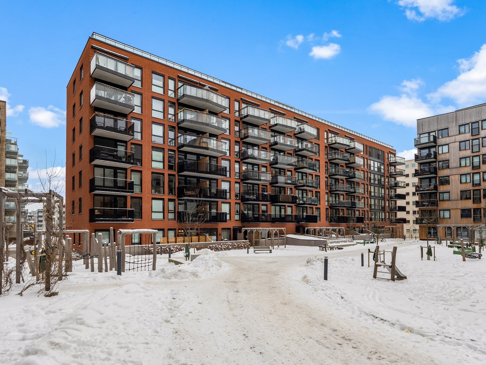 Borettslaget har pent opparbeidede fellesarealer, hvor det er etablert lekeplass og sittegrupper. Galleribilde