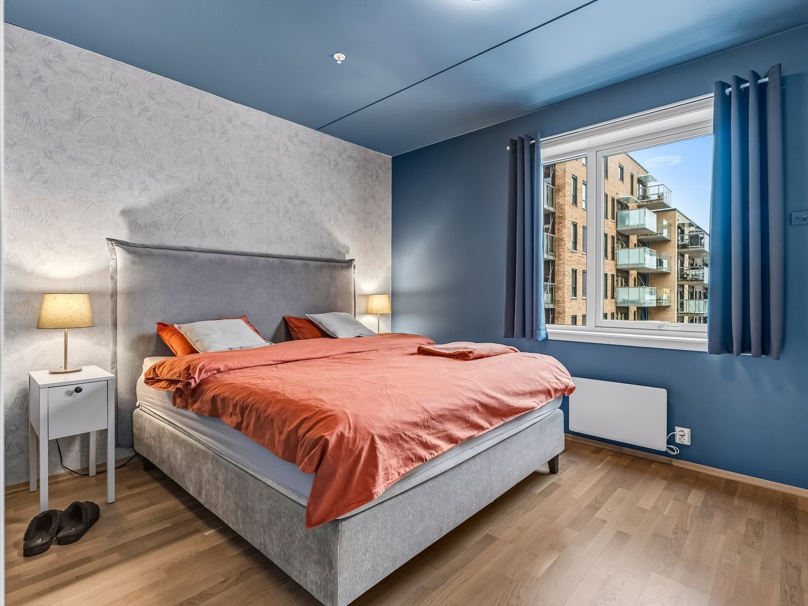 Hoveddelen har to soverom. Hovedsoverommet har plass til dobbeltseng med tilhørende nattbord. Galleribilde