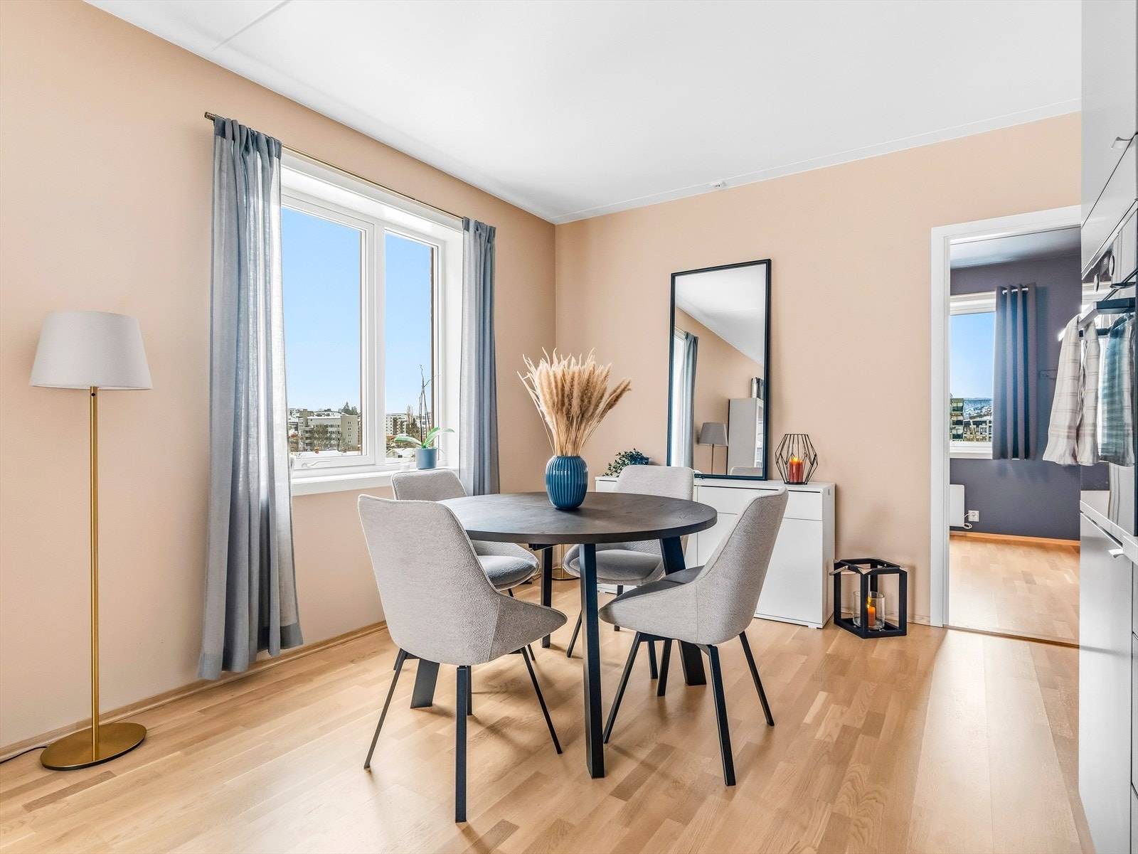 I tillegg er det oppvarming med radiatorer, samt balansert ventilasjon. Galleribilde