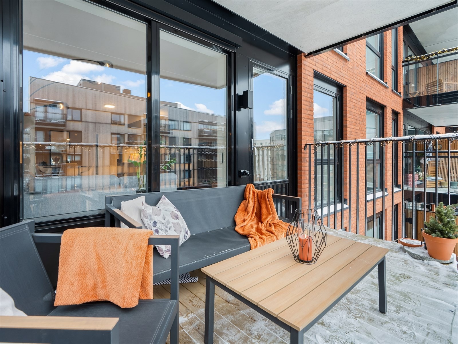 Uteplassen er overbygget, og det er montert utebelysning. Galleribilde