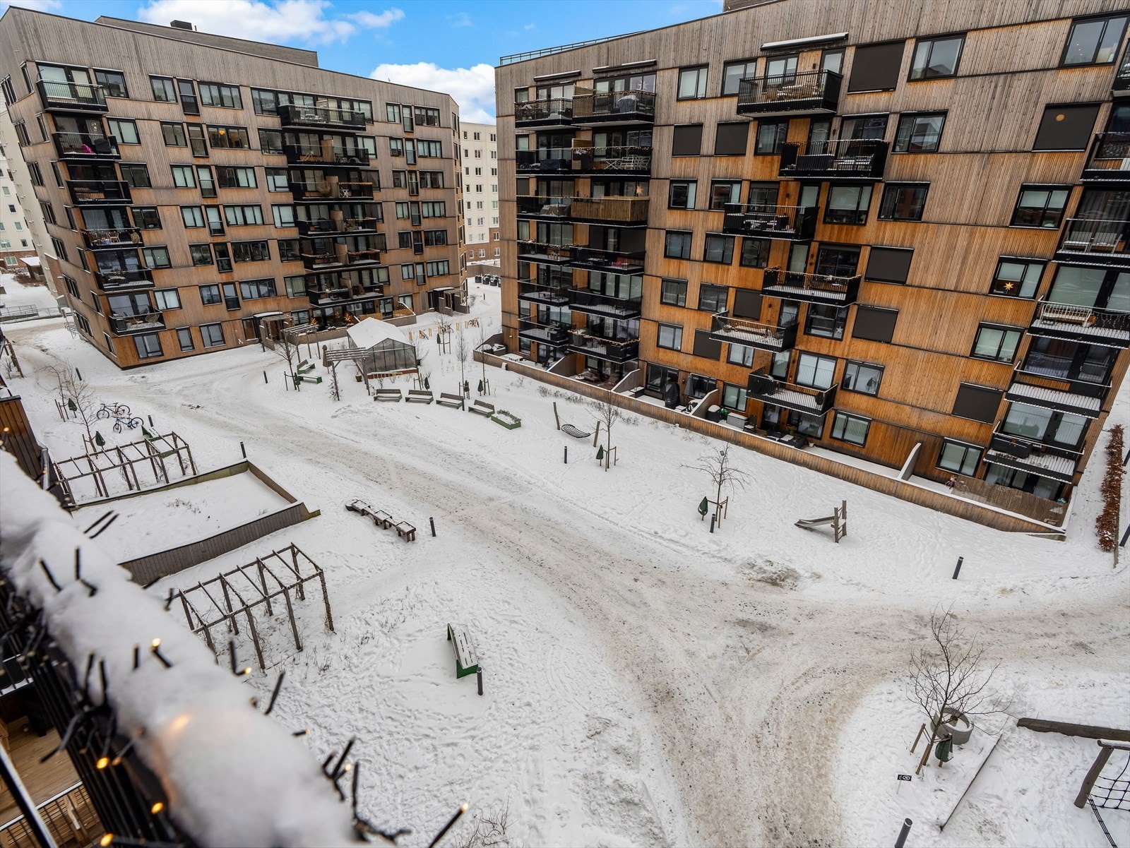 I gårdsrommet er det etablert sittegrupper, gressplen og lekeplass. Galleribilde
