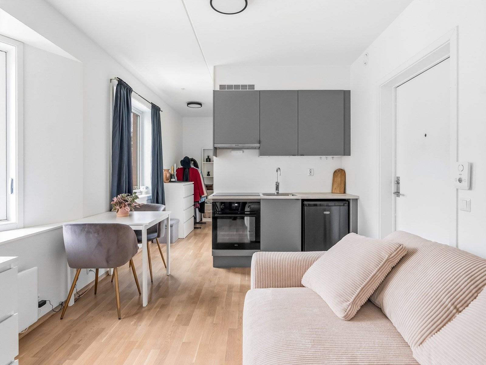 Kjøkkeninnredningen har skap med glatte fronter, samt laminert benkeplate med nedfelt oppvaskkum og 1-greps blandebatteri. Galleribilde