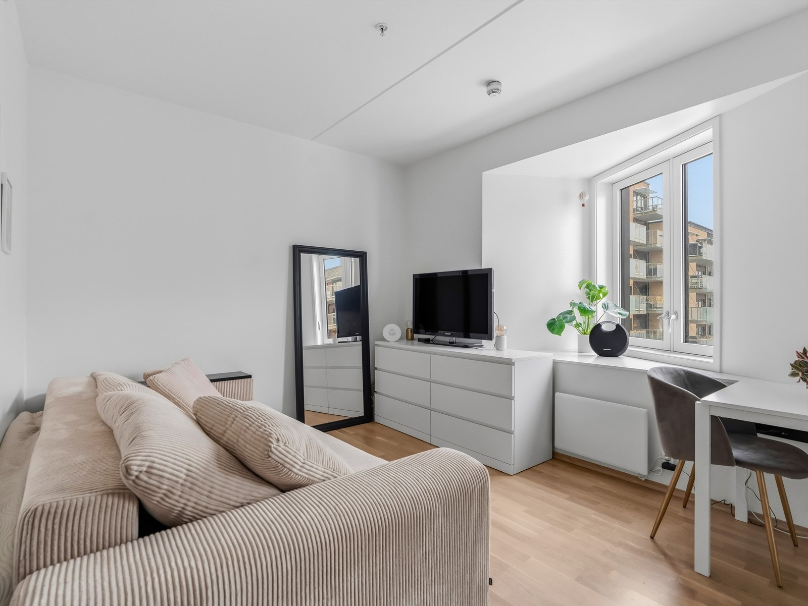 Her er det plass til sittegruppe/sovesofa, spiseplass og oppbevaringsmøbel/kommode. Galleribilde