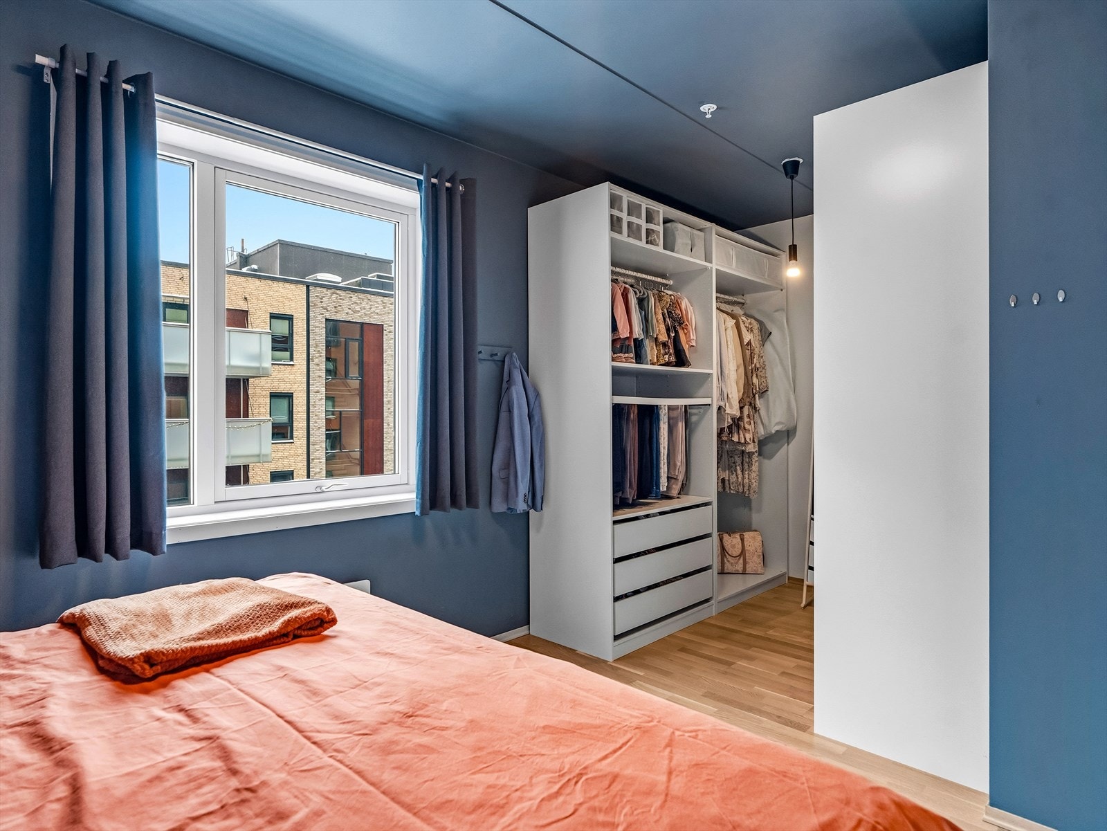 Videre er det etablert en svært romslig garderobeløsning med mye skapplass. Galleribilde