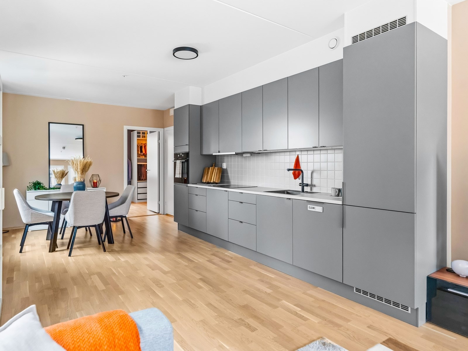 Leiligheten ligger svært sentralt på Løren, med umiddelbar nærhet til et rikelig tilbud av service- og kollektivtilbud. Galleribilde