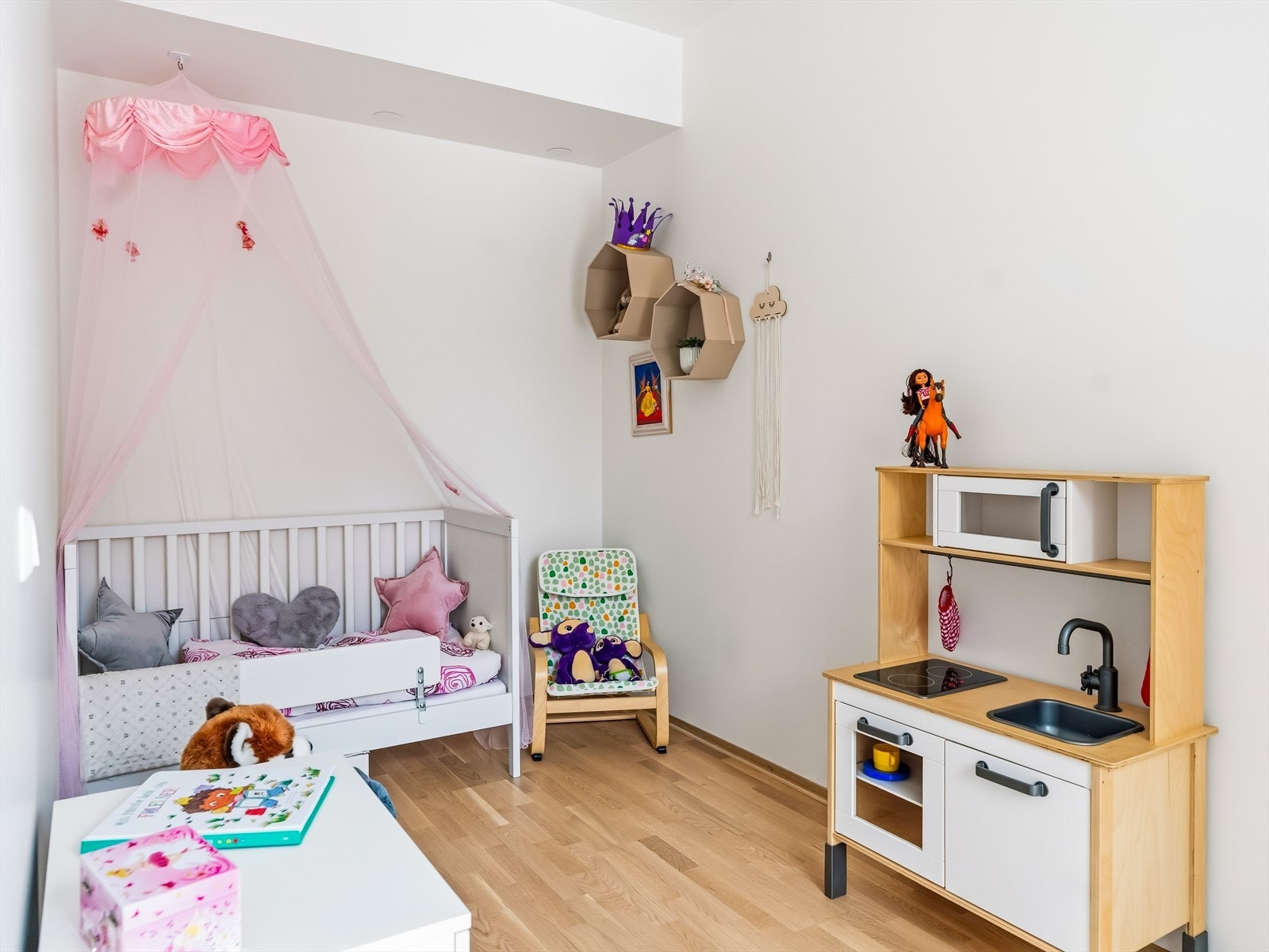 Rommet har plass til seng, nattbord, garderobeløsning og evt. skrivebord. Galleribilde