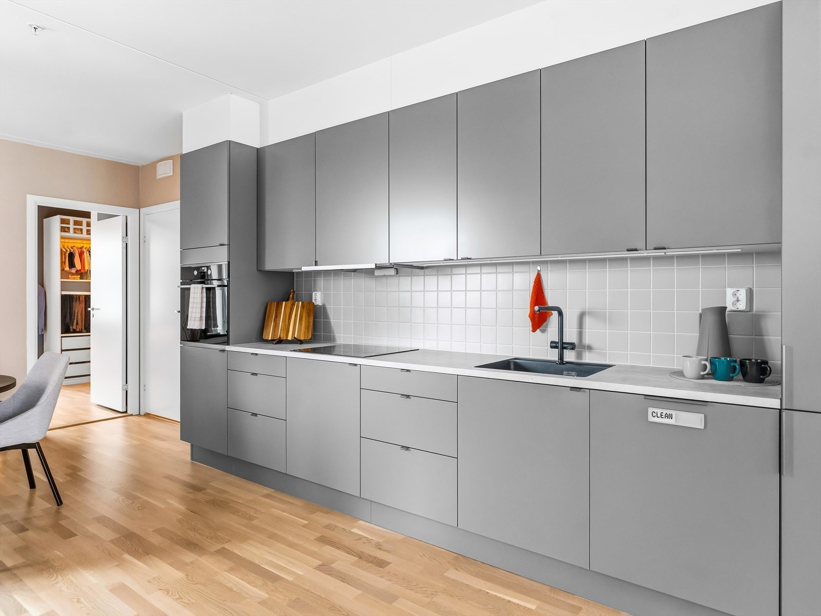 Videre er det montert en integrert oppvaskmaskin, kombiskap, stekeovn og nedfelt platetopp. Over platetoppen er det tilkoblet en ventilator. Galleribilde