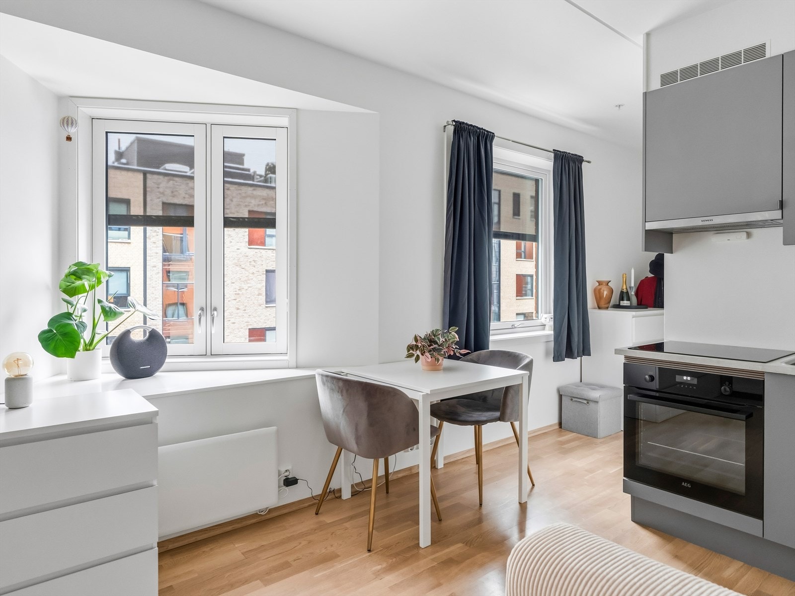 Det er montert en integrert komfyr og nedfelt platetopp og det er tilkoblet en ventilator over kokeplassen. Galleribilde