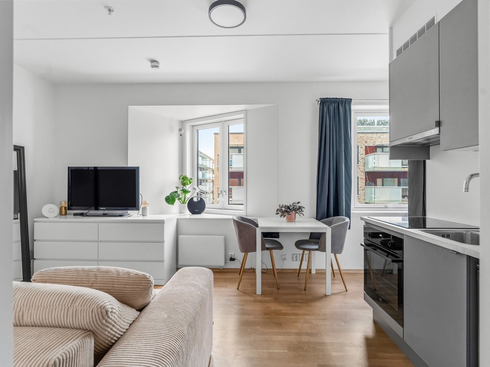 Fra entréen kommer man inn i en åpen stue-/kjøkkenløsning. Galleribilde