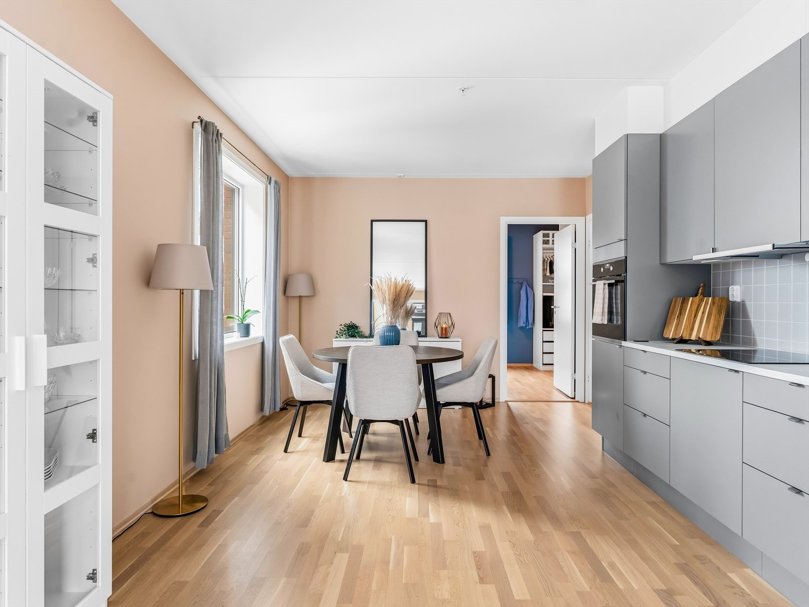 Spisebordet får sin naturlige plass ved kjøkkenet. Galleribilde