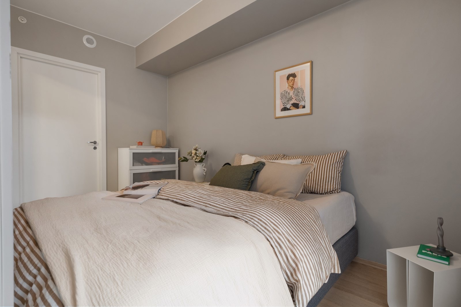 Leilighetens soverom har 2 innganger, måler ca 8 kvm og har tilgang til praktisk walk-inn closet! Galleribilde