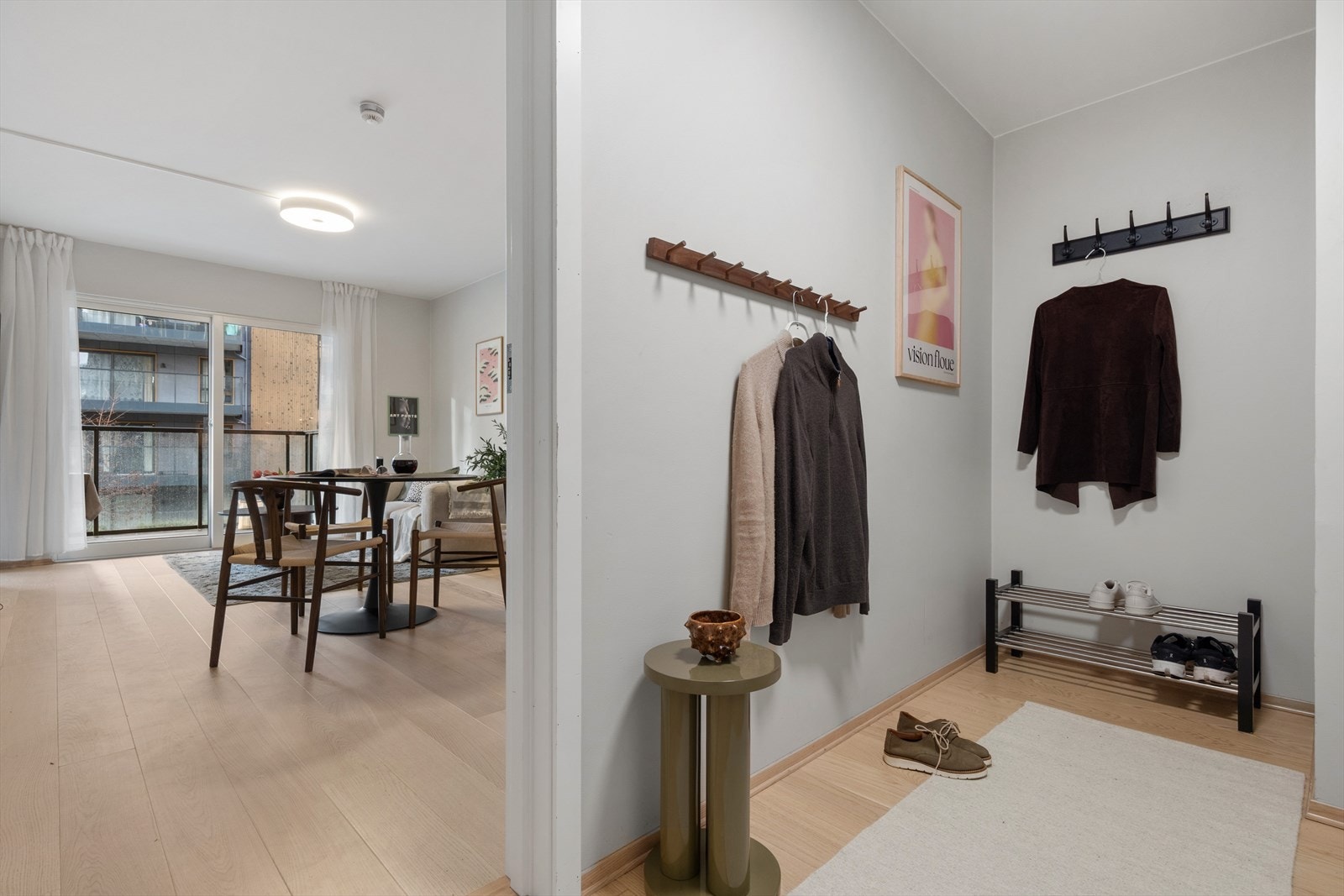 Entre har god plass til oppbevaring av tøy og sko! Galleribilde