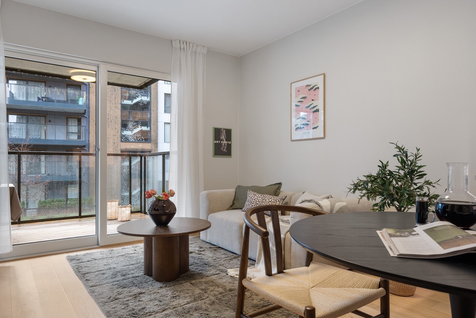 Stuen er lett å innrede med god plass til sofakrok! Galleribilde