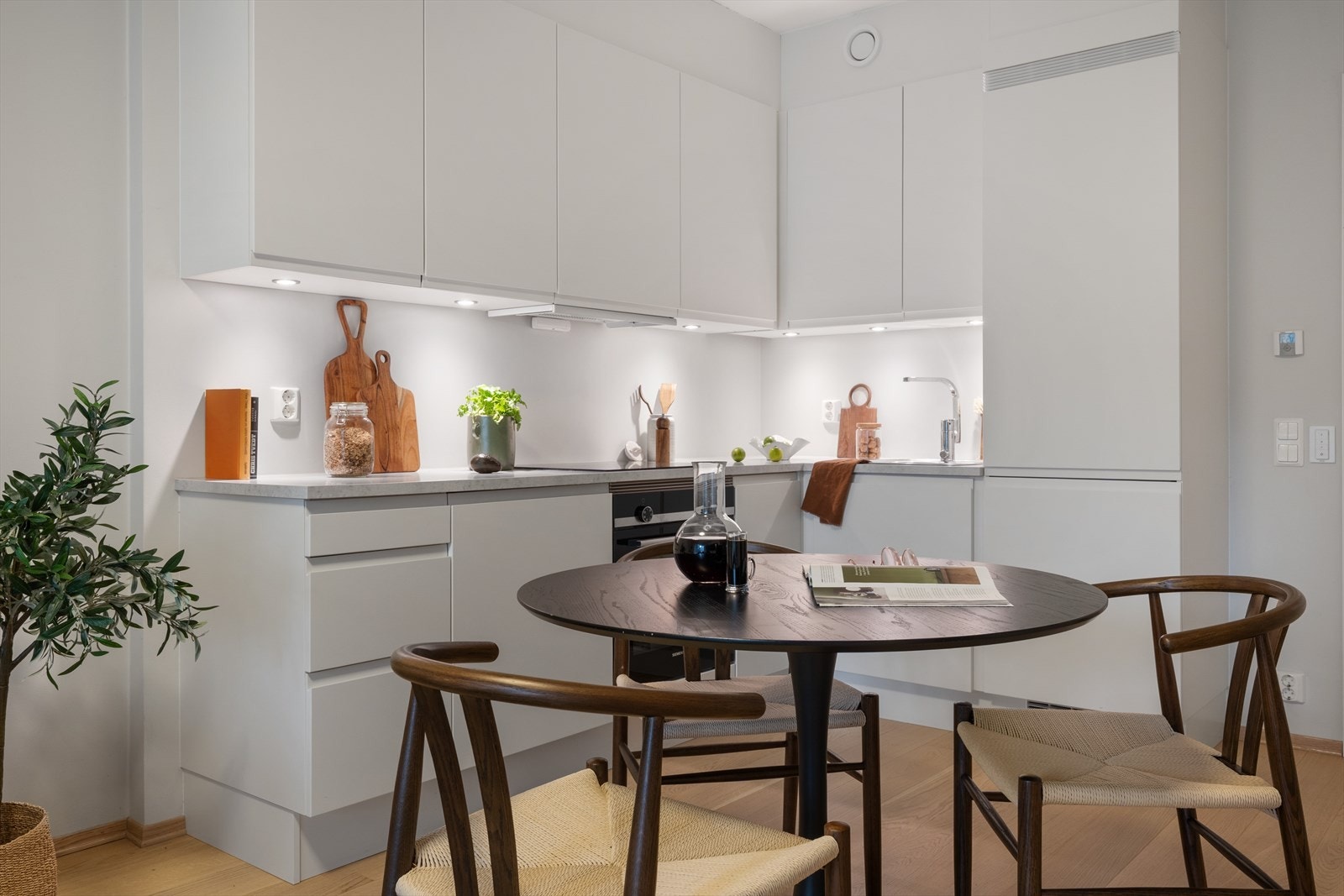 Kjøkkeninnredning med glatte fronter, laminert benkeplate og integrerte hvitevarer! Galleribilde