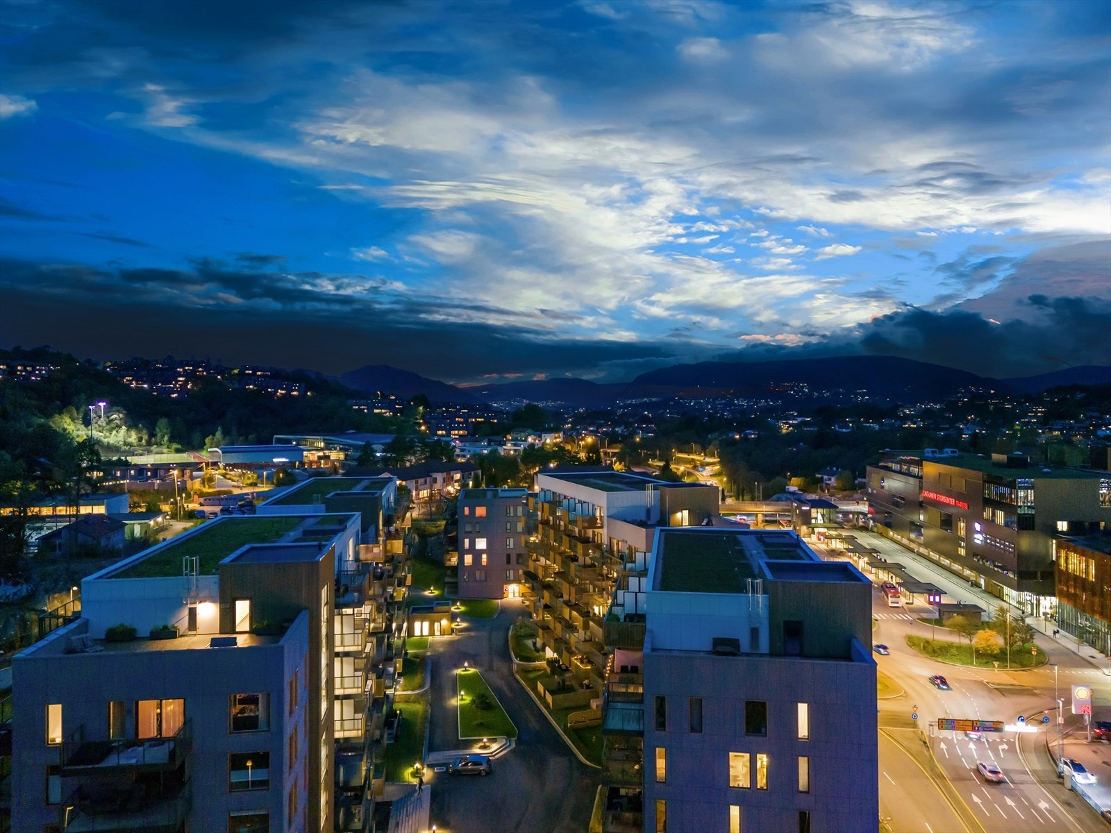 Leiligheten har en attraktiv beliggenhet med super sentral plassering rett ved Lagunen! Kort vei til bybane og sentrale kollektiv trafikk linjer! Galleribilde