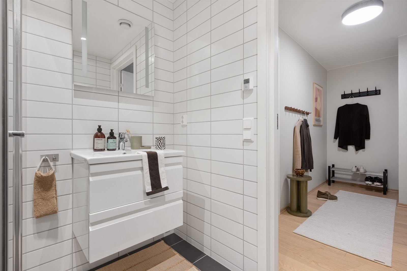 Leilighetens bad har praktisk tilkomst fra entre! Galleribilde