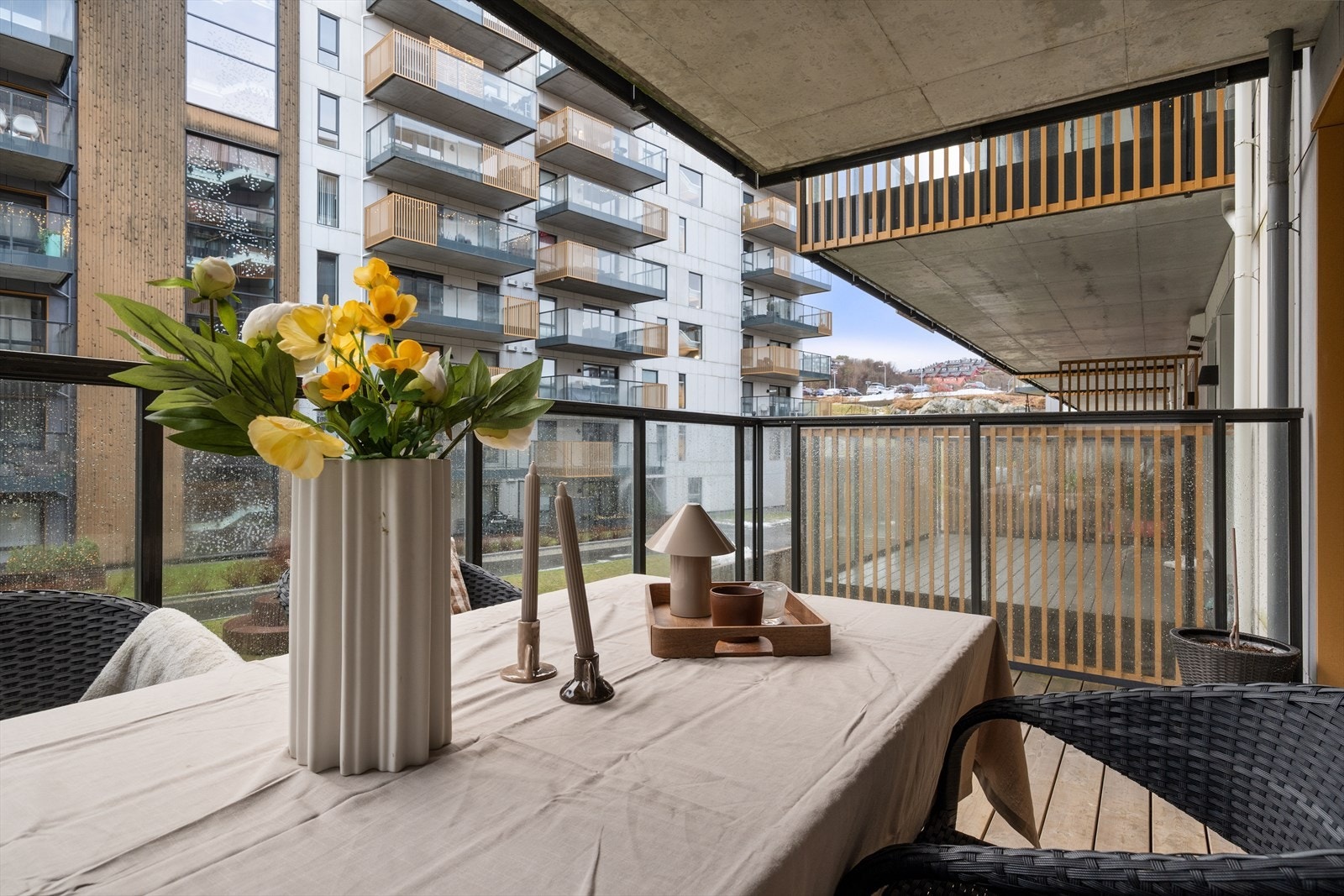 Stuen utvides ut på denne balkongen på deilige sommersdager! Galleribilde